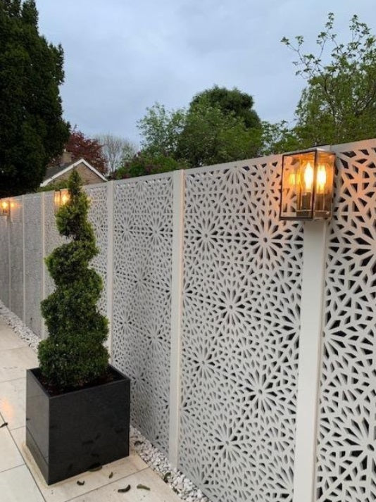 Garden Screens vs. Fencing: Which is Right for Your Space?