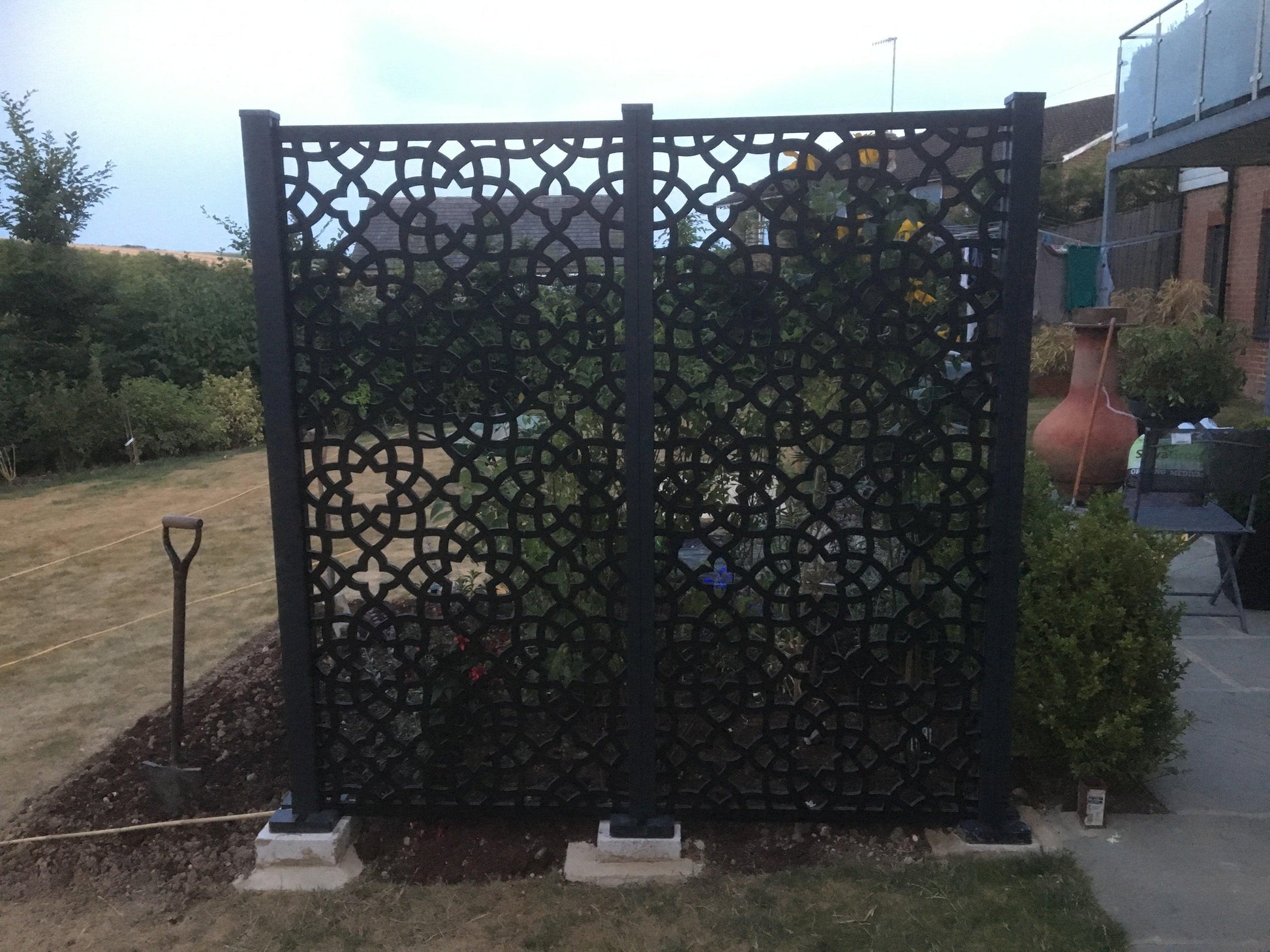 2 Black Alhambra Large 16mm Screen with 3 Straight Posts - Screen With Envy